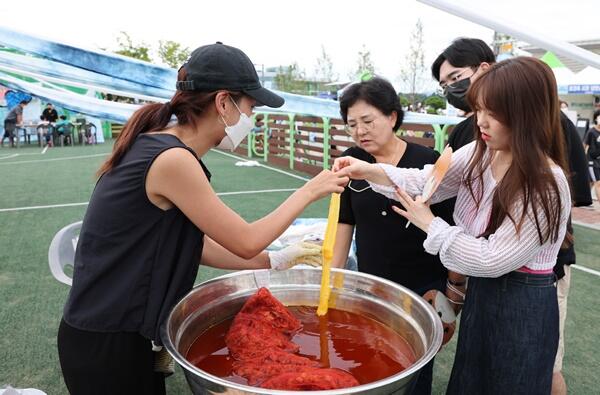 [포토뉴스]충주 호수축제 ‘체험활동’즐기는 사람들